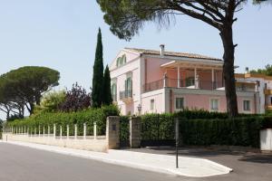 马泰拉莱多拉卡西诺酒店的街道前有围栏的粉红色房子