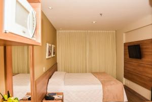 卡希亚斯公爵城杜克卡​​西亚斯勃朗峰套房酒店的一间带床和电视的小卧室
