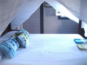 下岛Les Hauts de la Baie的床上有蓝色枕头