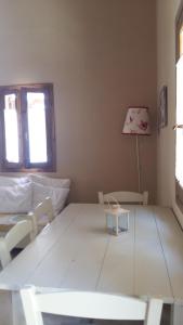 雅莎尼奥anerada / sun nature holidays的客厅配有白色的桌子和椅子