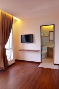 科塔达曼萨拉贝塔陵嘉耶9号广场酒店 的一间墙上配有电视的房间和一间浴室