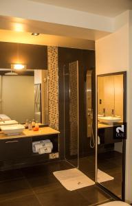 特鲁希略度艾酒店的带淋浴和盥洗盆的浴室