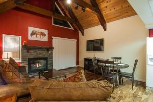 斜坡村North Lake Lodges & Villas的带沙发和壁炉的客厅