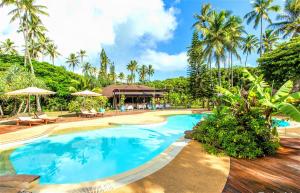 VaoOure Lodge Beach Resort的棕榈树度假村的游泳池