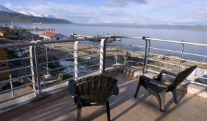乌斯怀亚席琳德尔法鲁水疗套房酒店的阳台配有两把椅子,享有水景