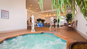 克雷格Best Western Plus Deer Park Hotel and Suites的一个带游泳池的房间的大型室内游泳池