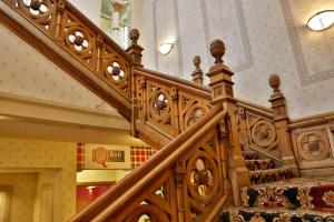 邓迪贝斯特韦斯特皇后酒店酒店的楼梯,有木栏杆的建筑
