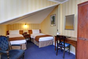 伦敦贝斯特韦斯特瑞士小屋酒店的酒店客房 - 带两张床、一张桌子和一把椅子