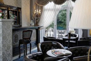 伦敦贝斯特韦斯特瑞士小屋酒店的一个带椅子和桌子的酒吧以及窗户