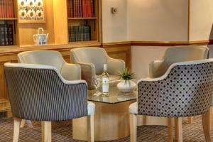 布雷得佛布拉德福德盖德珀斯特贝斯特韦斯特酒店的一间设有桌椅的等候室