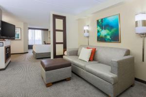 格雷普韦恩达拉斯/葡萄藤广场凯悦酒店的客厅配有沙发和1张床
