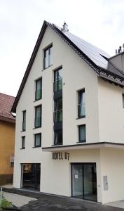 梅青根Hotel U7的上面写着酒店的一个白色建筑