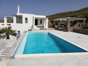 科里夏Villa with Swimming Pool的白色房子前的游泳池
