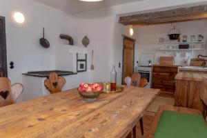 巴德艾森卡珀尔Obiralmhütte Fladung的厨房配有带一碗苹果的木桌