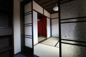 京都Daisenji Lodge Ing 紅 地下鉄鞍馬口駅から徒歩1分的红色门的房间里镜子