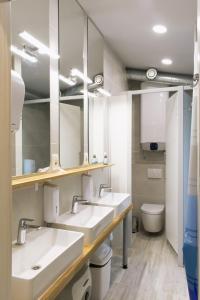 斯普利特Gravitas Hostel的一间带两个盥洗盆和卫生间的浴室
