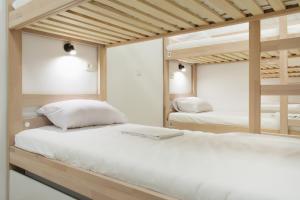 斯普利特Gravitas Hostel的一间卧室配有两张双层床和镜子