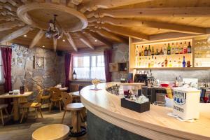 卡纳泽伊Hotel Cirelle Suite & Spa的餐厅内的酒吧设有木制天花板