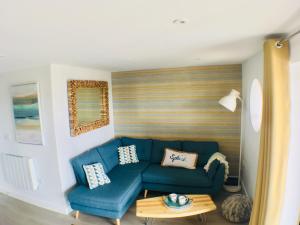 11 Woolacombe West - Luxury Apartment at Byron Woolacombe, only 4 minute walk to Woolacombe Beach!的休息区