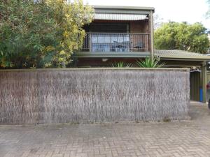 阿德莱德Glenelg North " Home Away From Home"的带阳台的房屋前方的围栏