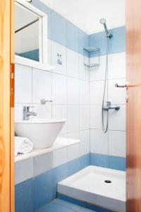 Manganari迪米缇斯宾馆的一间带水槽和淋浴的浴室