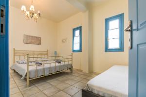 科里夏Villa with Swimming Pool的一间卧室设有两张床和两个窗户。