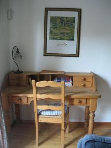 阿伦斯霍普Haus Achtern的一张木桌,椅子放在房间里
