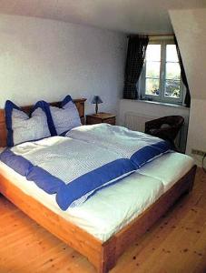 阿伦斯霍普Haus Achtern的一间卧室配有一张带蓝色枕头的床。