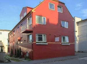斯塔万格斯塔万格住宿加早餐酒店的街道上带阳台的红色建筑