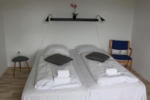 维堡维伯格汽车旅馆的一张带两个枕头的大白色床