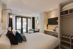 滨海图维列莱斯2别墅酒店的酒店客房配有一张带枕头的大型白色床。