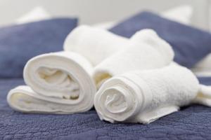 阿尔苏阿La Pause的床上的一大堆白色毛巾