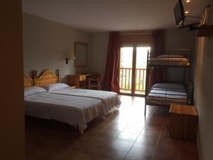 拉莫利纳苏佩莫林纳酒店的一间带两张双层床的卧室和一个阳台