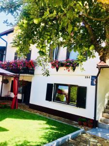 格拉博瓦茨里奥纳达旅馆的院子里有树的白色房子