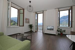 贝拉吉奥palazzo barindelli suite verde的客厅设有大窗户和绿色沙发