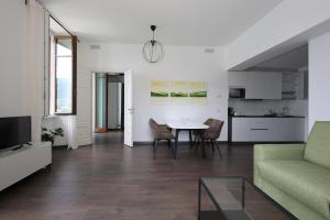 贝拉吉奥palazzo barindelli suite verde的客厅配有桌子和绿色沙发