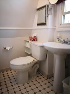 渥太华丽都旅馆的白色的浴室设有卫生间和水槽。
