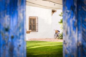 马德里德霍斯Casa Rural La Alameda的停在白色建筑前面的自行车