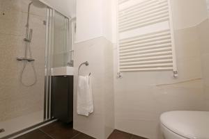 贝拉吉奥palazzo barindelli suite bianca的带淋浴和卫生间的白色浴室