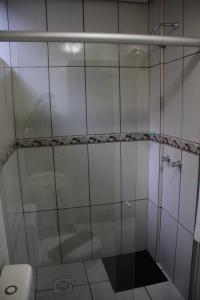 格拉玛多Apartamento Bella Vista Gramado的浴室内带卫生间的淋浴间
