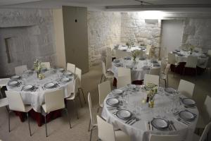 SobrosaCasa da Torre的配有桌椅和白色桌布的房间