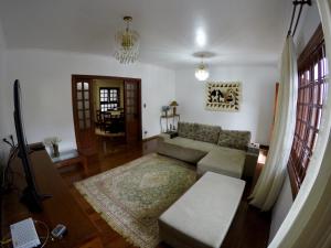 波苏斯-迪卡尔达斯Confortável casa de madeira的客厅配有沙发和桌子