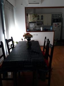 布宜诺斯艾利斯Apartamento Lautaro的一张餐桌,上面有花瓶