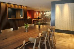 大阪次元舰队酒店的用餐室配有大型木桌和椅子