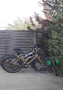 博蒙昂韦龙Le Petit Logis的自行车停在围栏旁