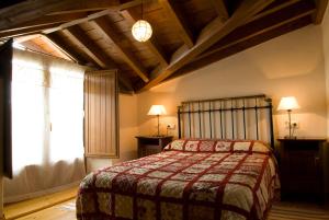 Cabezas AltasCasa rural La Rasa的一间卧室设有一张床和一个大窗户