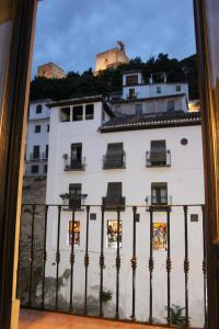 格拉纳达Hotel Rosa De oro的从窗户可欣赏到白色建筑的景色