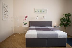布达佩斯Synagogue View Apartment的一间卧室配有床和两株植物