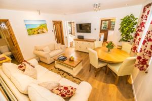 海斯廷斯Badgers Den - Covehurst Bay Holiday Cottage的客厅配有沙发和桌子