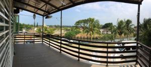 关丹Pantai GuestHouse的享有河流和棕榈树美景的阳台